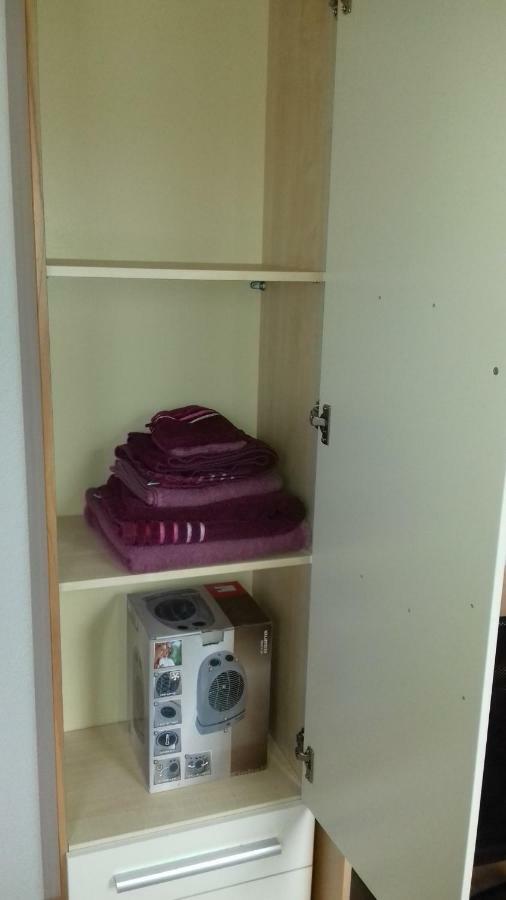 Biberach-Riss-Zimmer-Frei, Einzel-Zimmer Bad Kueche Birkenhard الغرفة الصورة