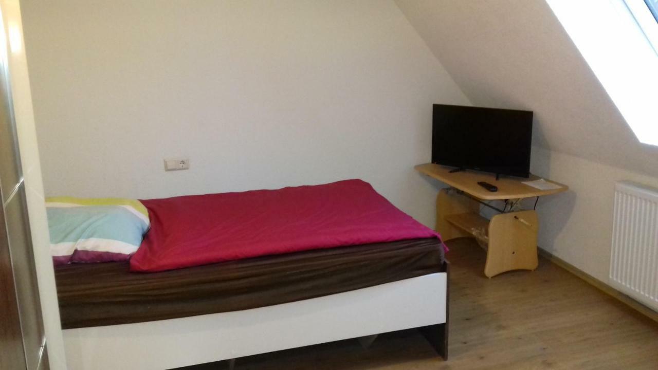 Biberach-Riss-Zimmer-Frei, Einzel-Zimmer Bad Kueche Birkenhard الغرفة الصورة